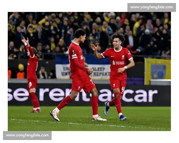 宽萨捧起欧青赛冠军奖杯！红军生涯完美谢幕